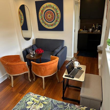 Bespoke Gallery Guesthouse Хендън Екстериор снимка