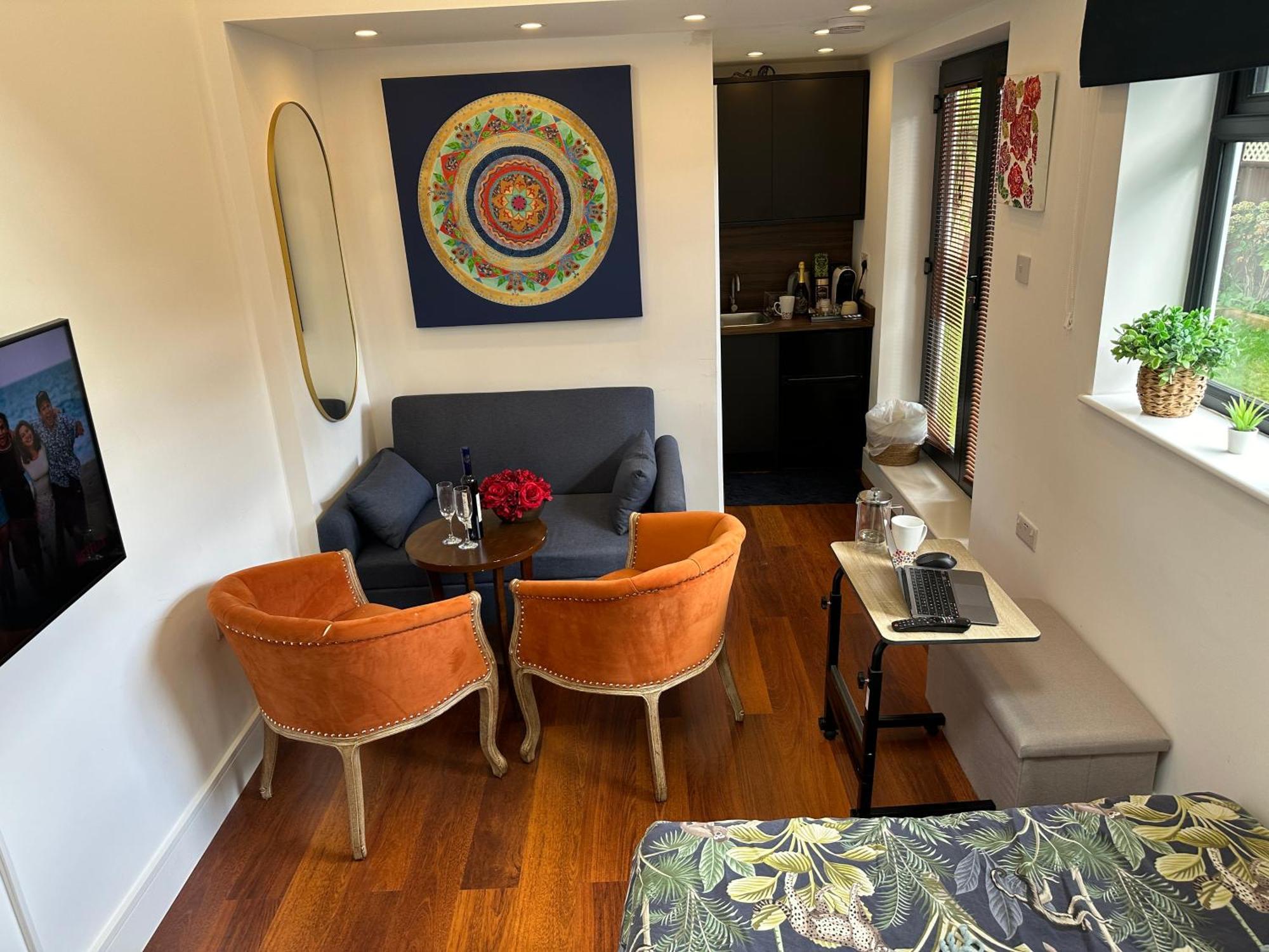 Bespoke Gallery Guesthouse Хендън Екстериор снимка