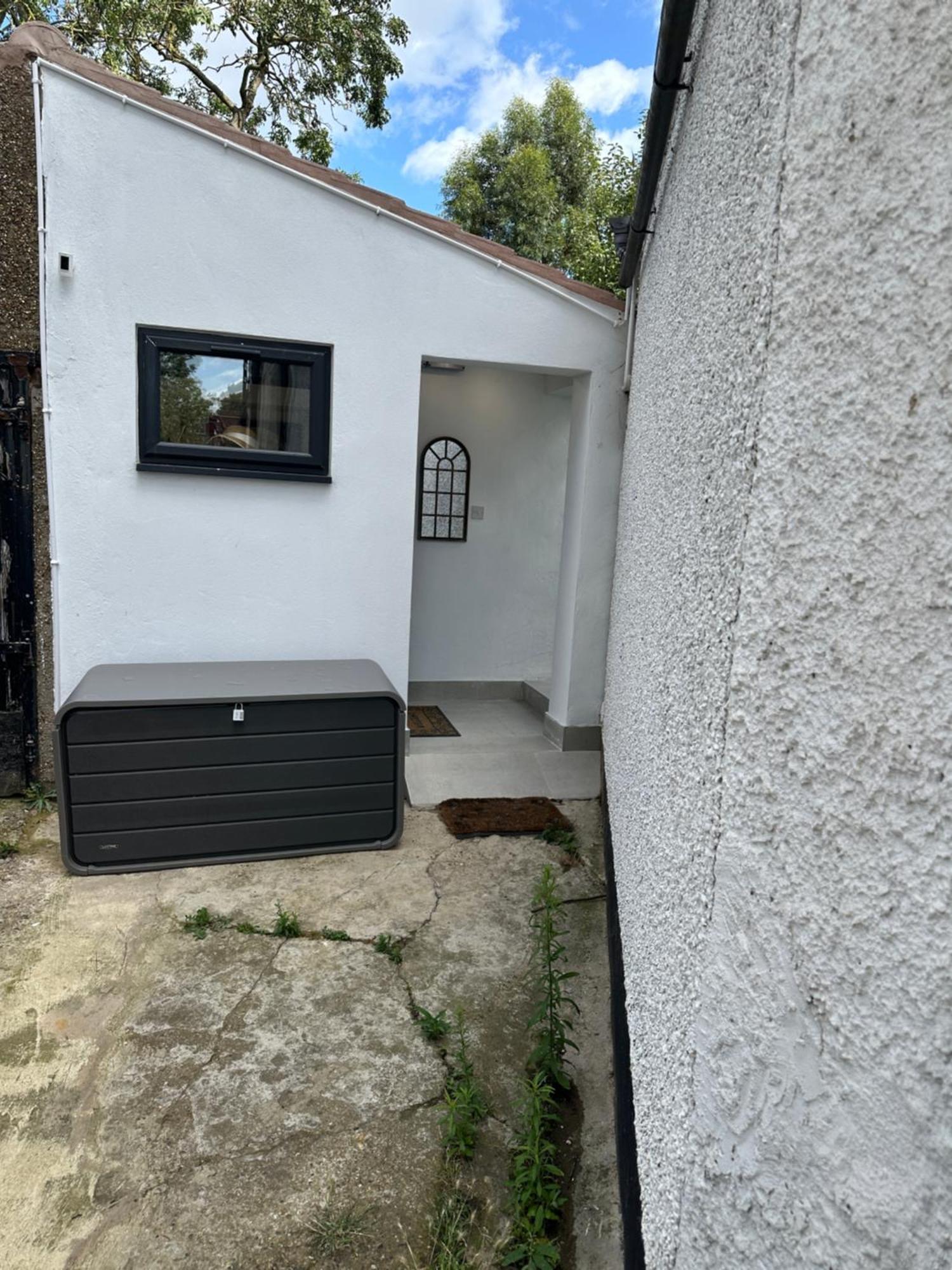 Bespoke Gallery Guesthouse Хендън Екстериор снимка