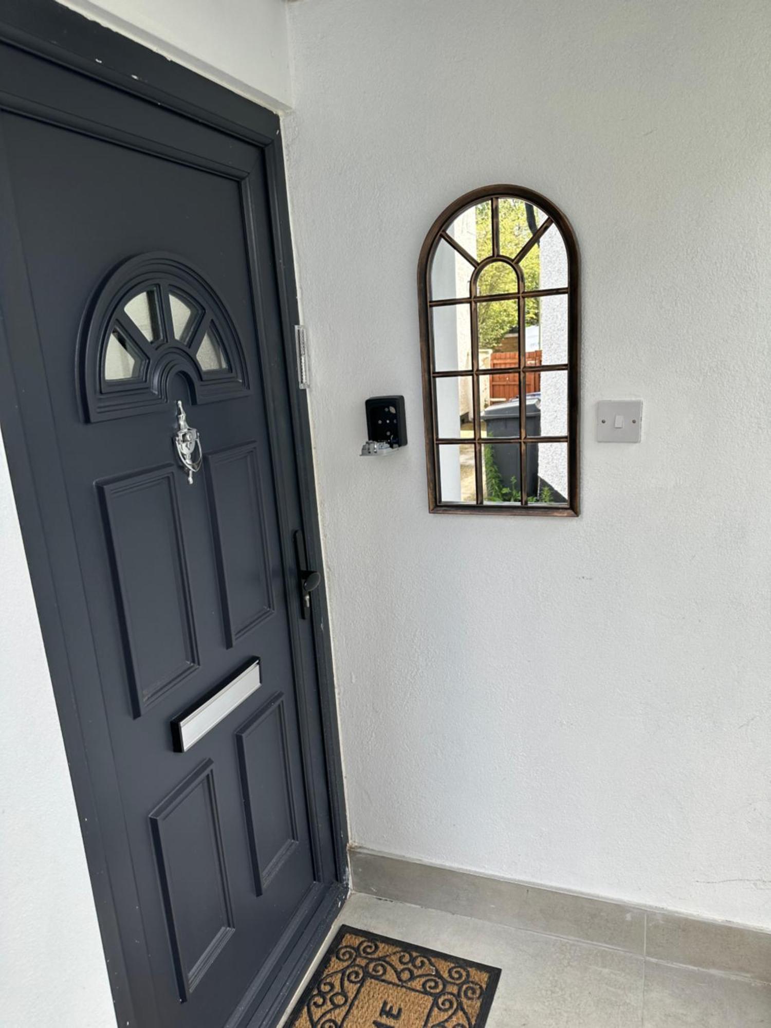 Bespoke Gallery Guesthouse Хендън Екстериор снимка