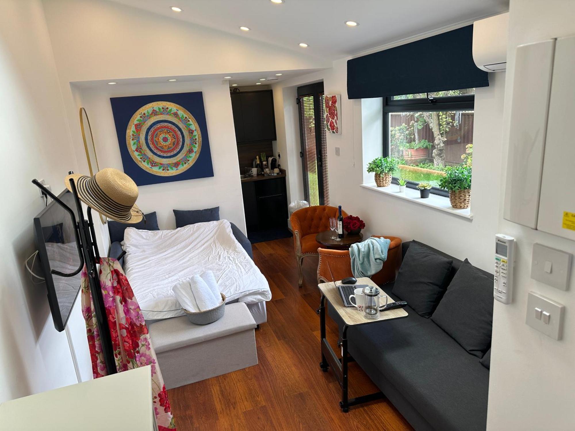 Bespoke Gallery Guesthouse Хендън Екстериор снимка