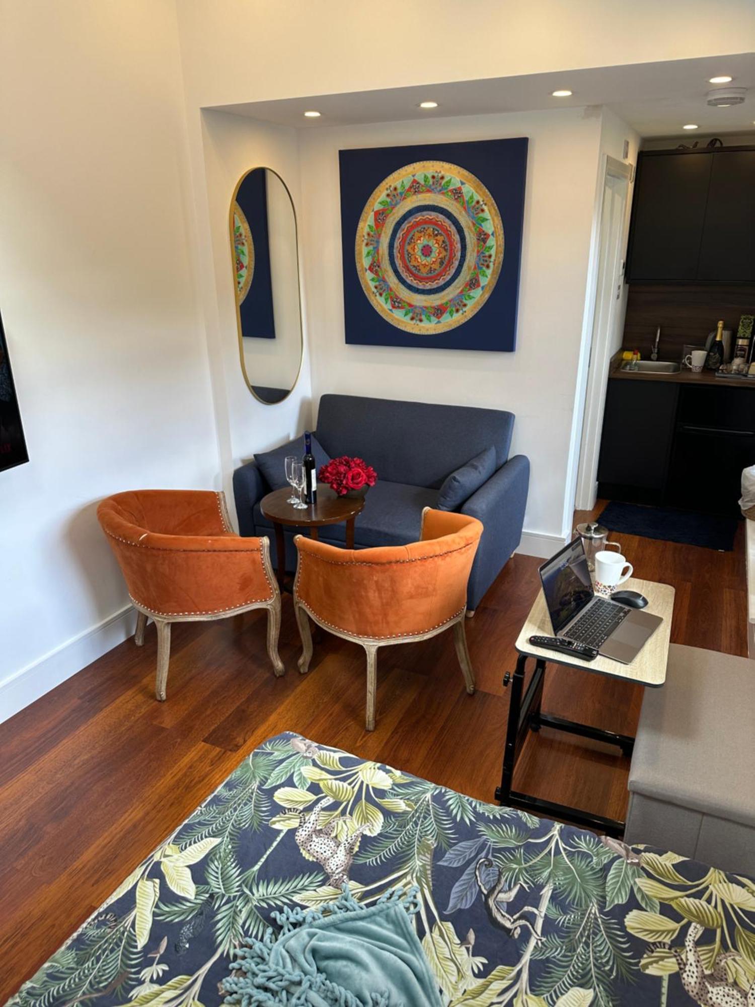 Bespoke Gallery Guesthouse Хендън Екстериор снимка