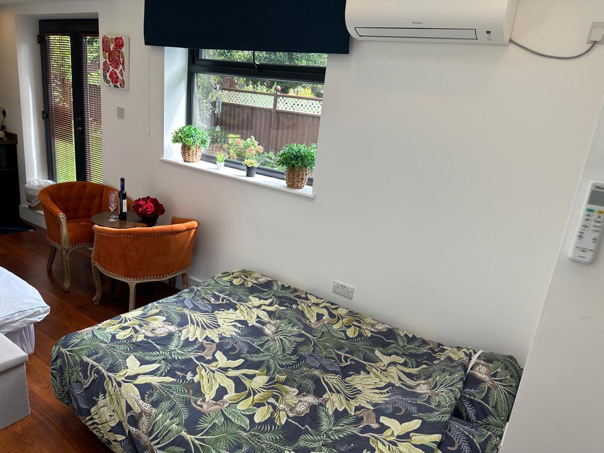Bespoke Gallery Guesthouse Хендън Екстериор снимка