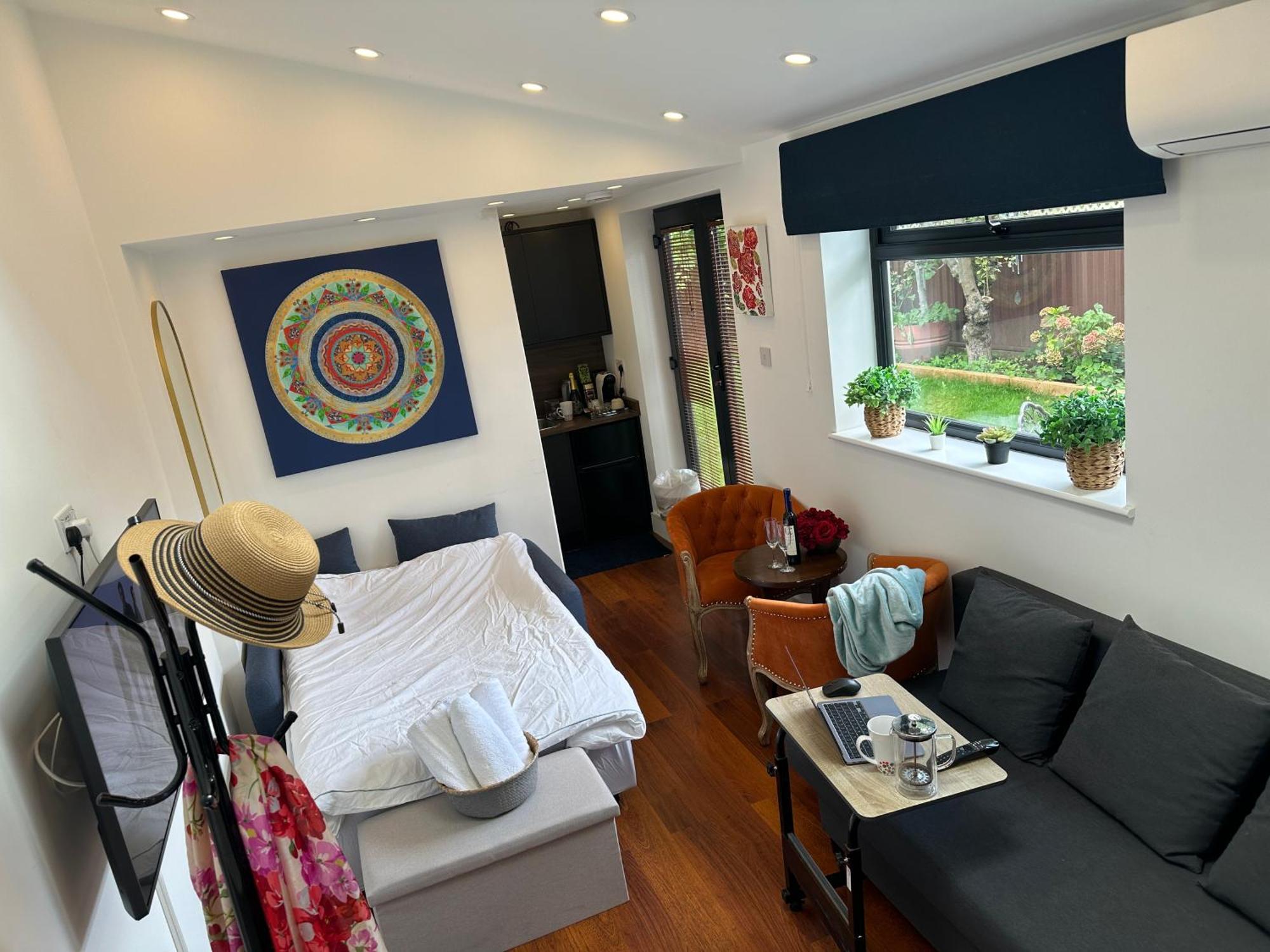 Bespoke Gallery Guesthouse Хендън Екстериор снимка