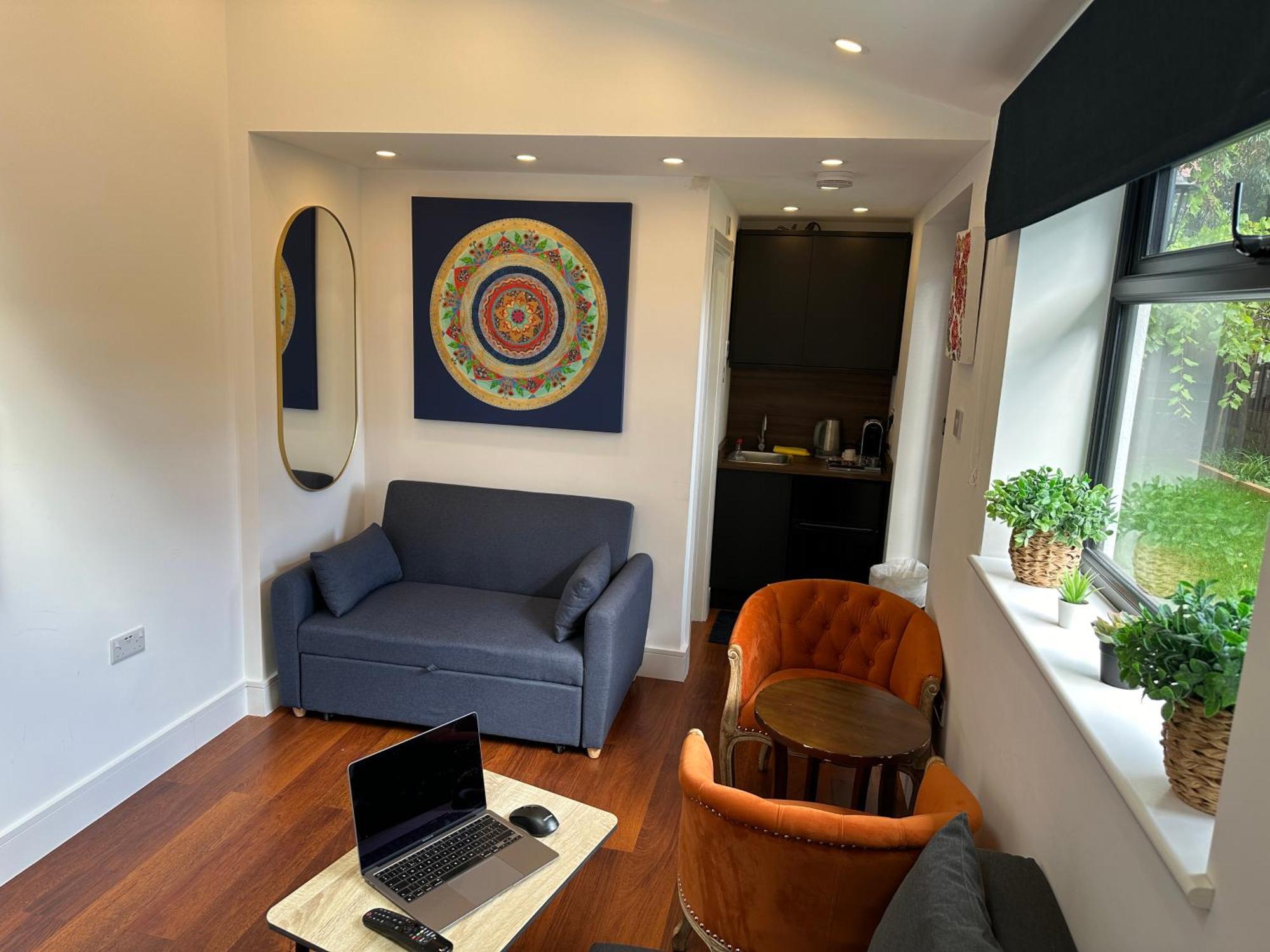 Bespoke Gallery Guesthouse Хендън Екстериор снимка