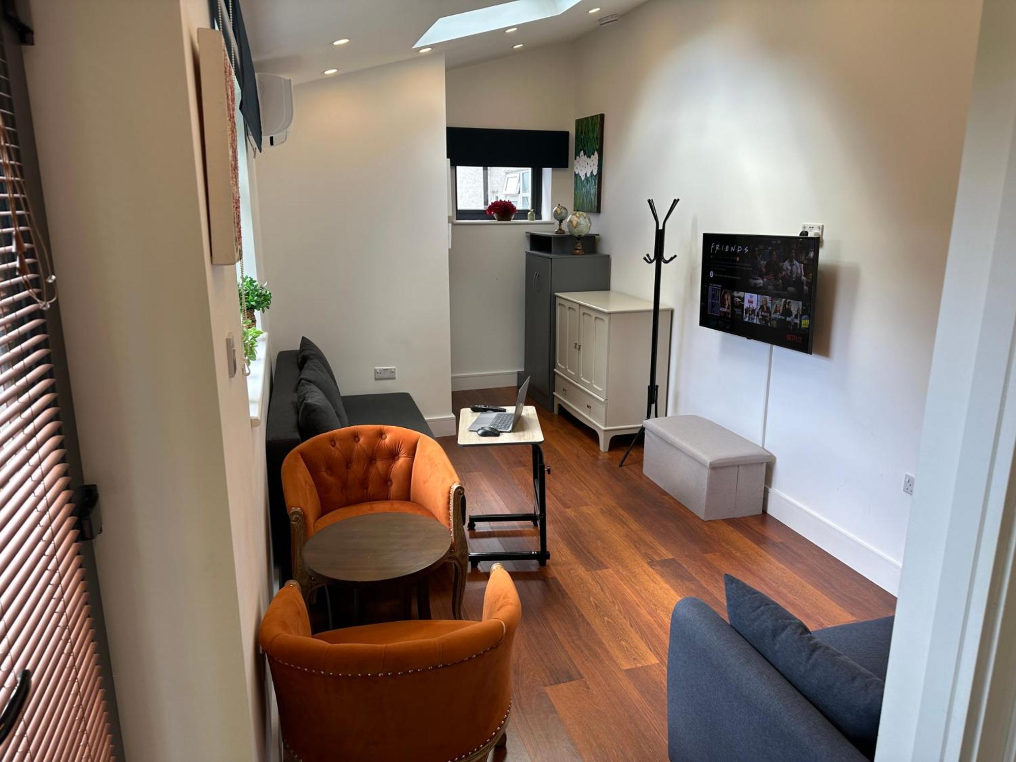 Bespoke Gallery Guesthouse Хендън Екстериор снимка