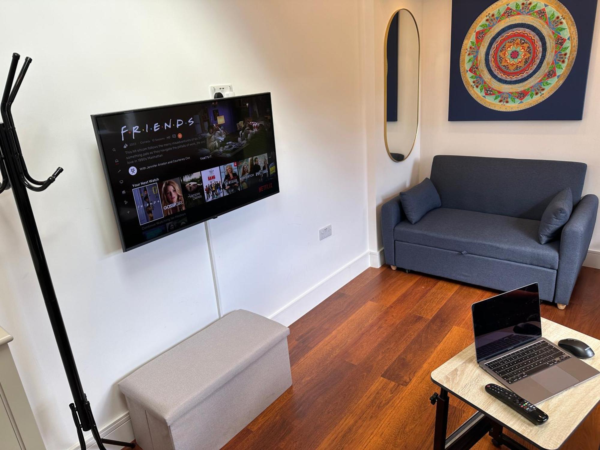 Bespoke Gallery Guesthouse Хендън Екстериор снимка
