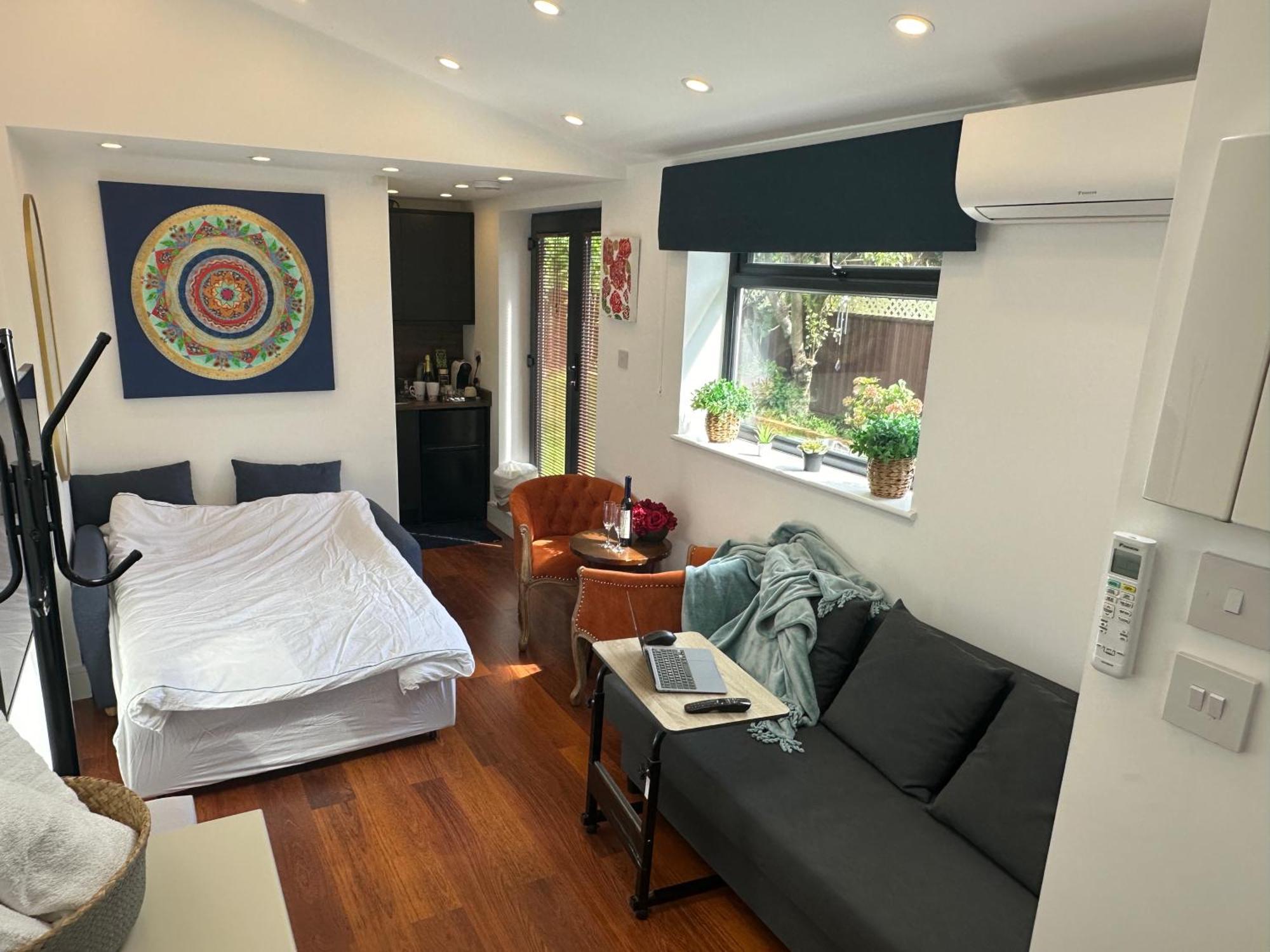 Bespoke Gallery Guesthouse Хендън Екстериор снимка