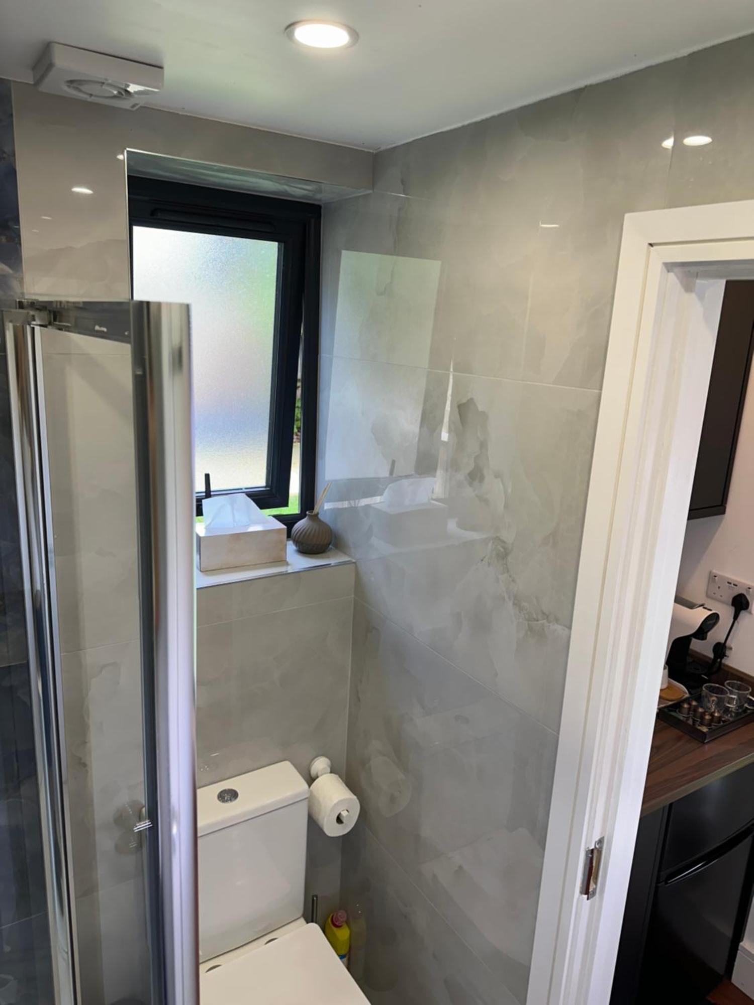Bespoke Gallery Guesthouse Хендън Екстериор снимка
